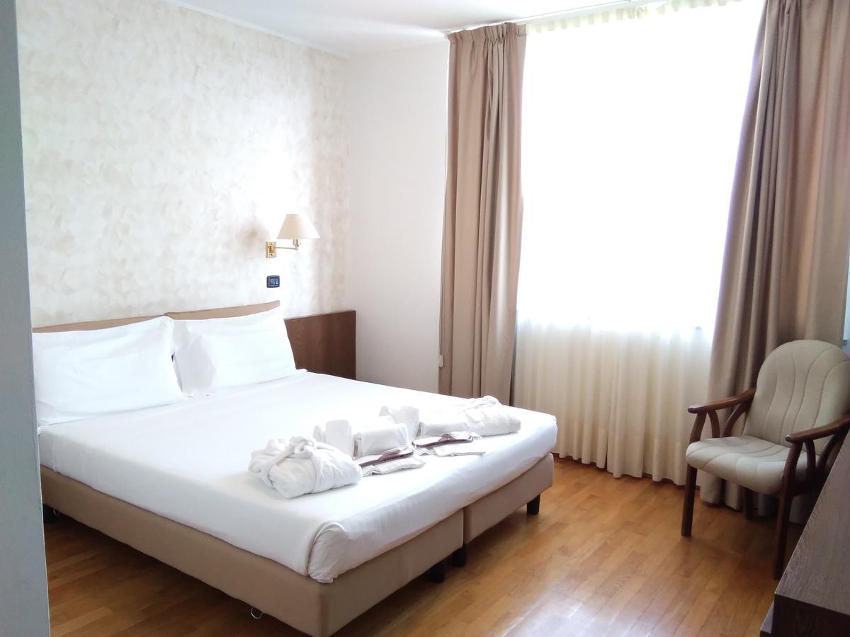 Hotel Cavalieri 皮内罗洛 外观 照片